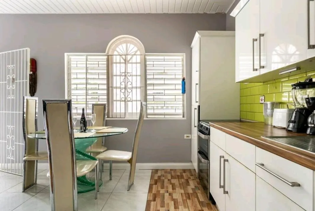 Sleek 4Ppl Apartment, Pool, Parking, Gated, Cctv & Wifi Ocho Ríos Jamaica