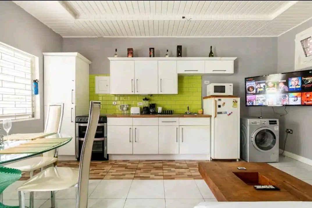 Sleek 4Ppl Apartment, Pool, Parking, Gated, Cctv & Wifi Ocho Ríos Apartamento